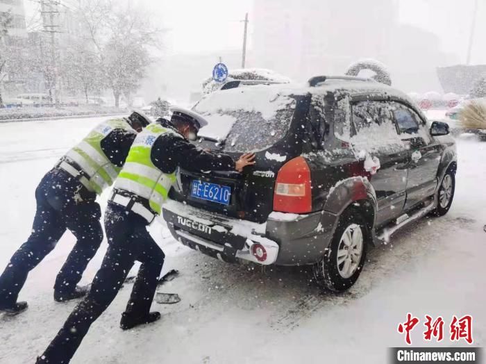 别样“警”色 甘肃交警风雪中坚守“疫”线