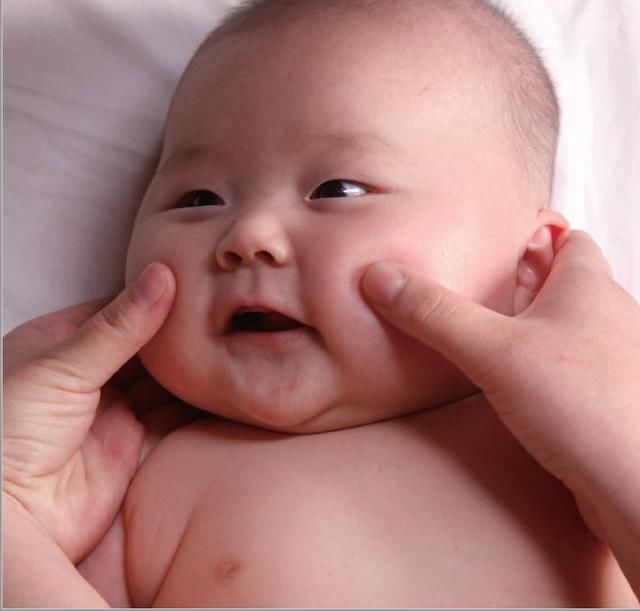 太阳穴|每天摸宝宝脸部这两个位置3到5次，能促进大脑发育
