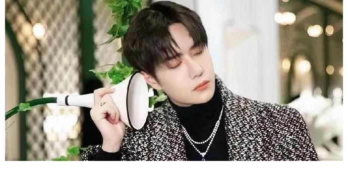 張小斐|八卦小則：張予曦，鄧倫，吳磊，黃旭熙，張小斐，王一博，李藝彤