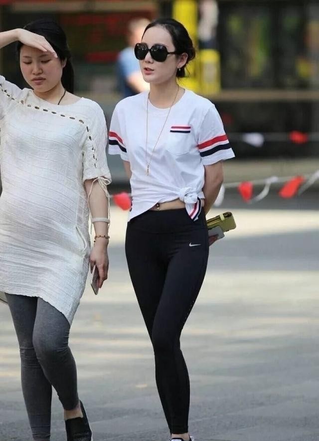 尽显|街拍匀称个性的紧身打底裤美女,尽显女性曼妙身姿曲线!