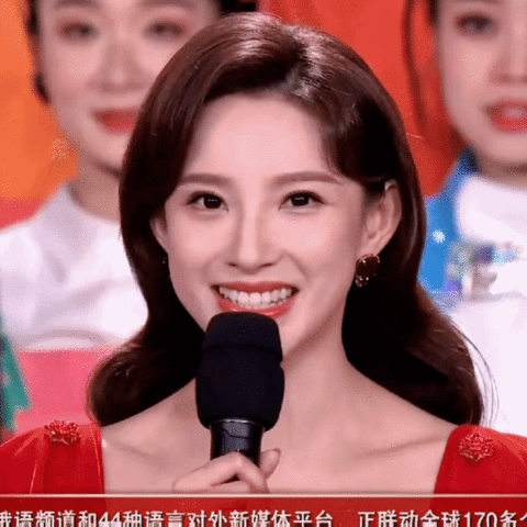 首次主持春晚，她火了