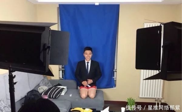 |穿短裤,讲段子,劈叉播新闻:央视主持人的“不正经”,你想不到