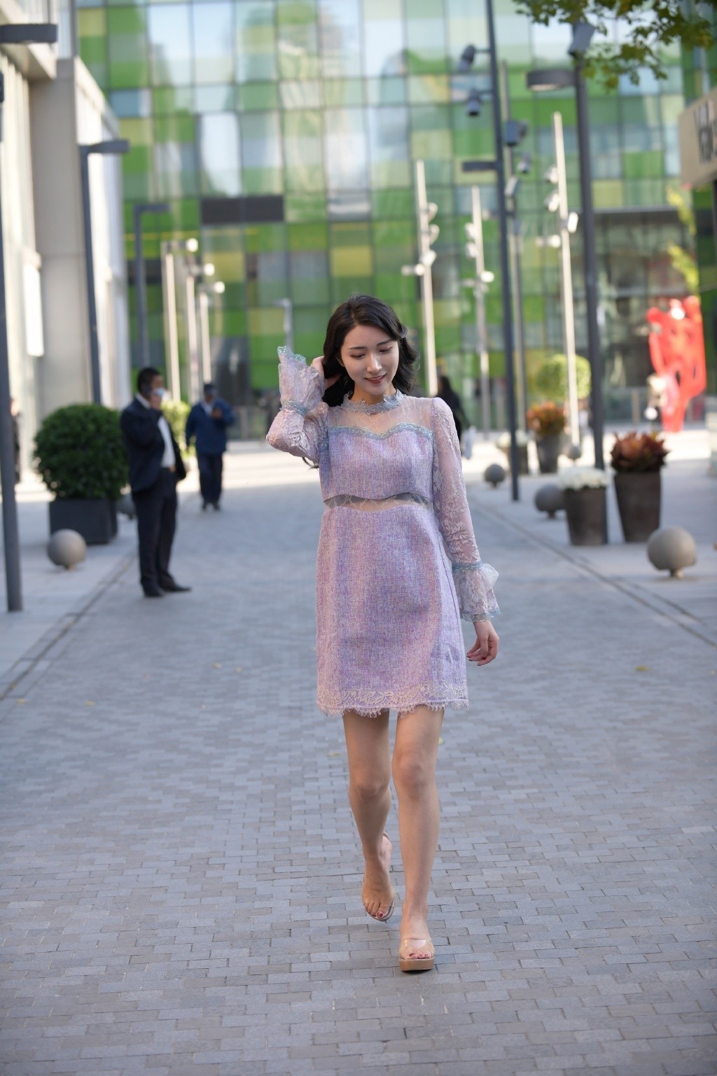洋气|美女街拍:时髦姑娘在秋冬季节这样穿,紫色连衣裙搭配蕾丝花纹,精致又洋气