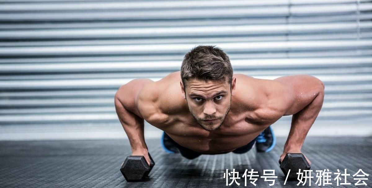做俯卧撑|俯卧撑，健身界公认的黄金训练动作，你能坚持做几个
