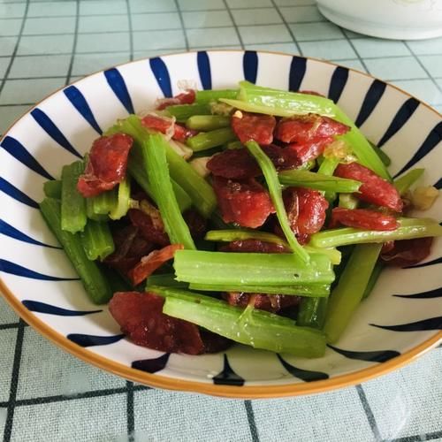广式腊肠炒芹菜,简单美味的快手菜