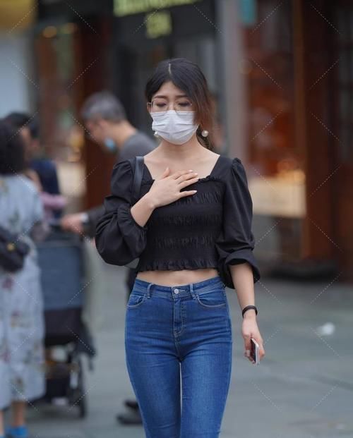 女人|在紧身牛仔裤的衬托之下，长腿就会显得愈加纤细，呈现女人魅力