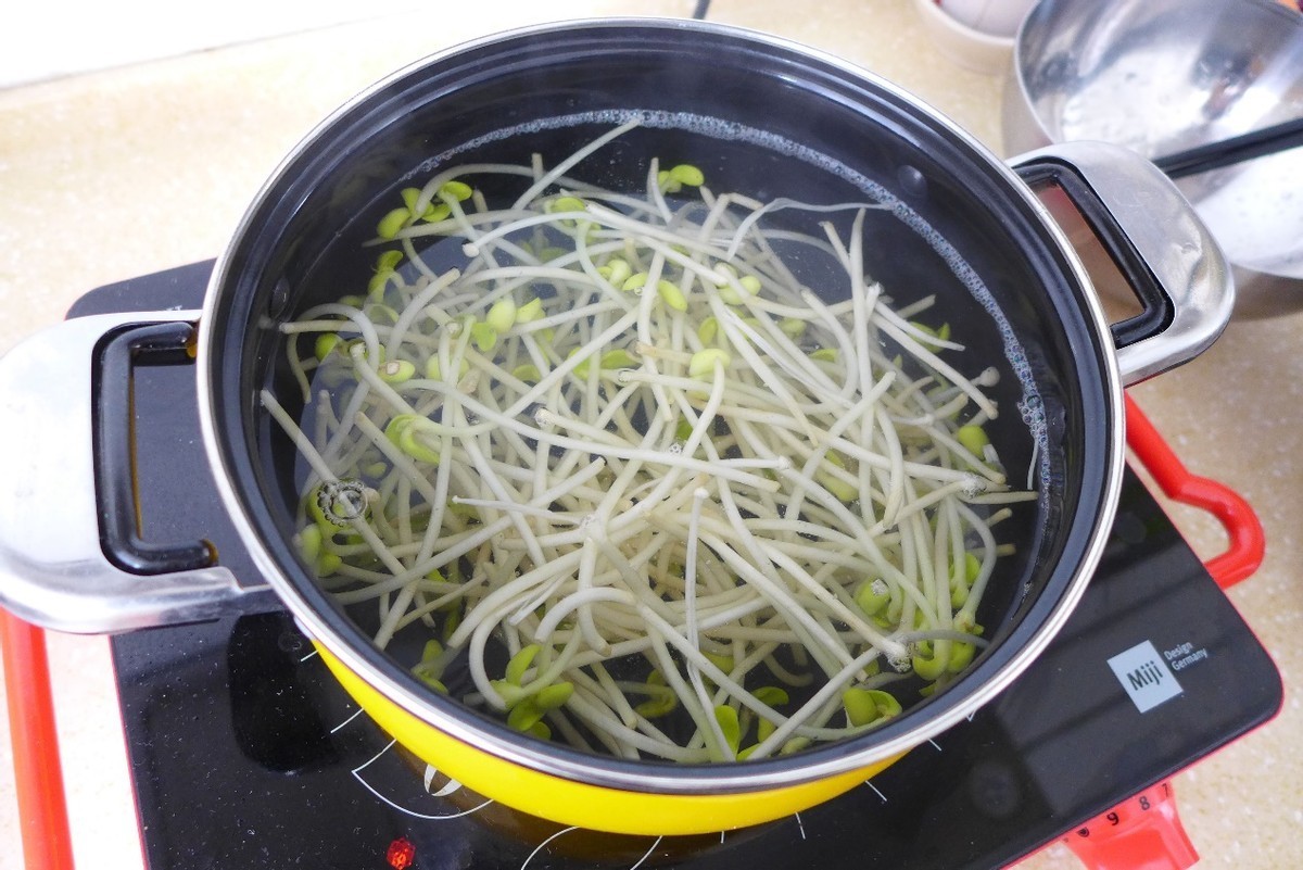 一碗热气腾腾的番茄牛肉面,简单好吃,连汤都不剩