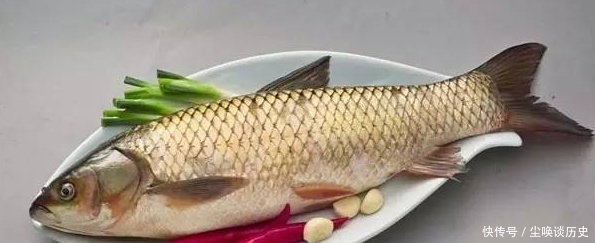 去鱼鳞别再用菜刀！大厨教你，加一些它，鱼鳞自己往下掉，好用！