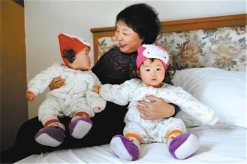 产妇|中国最高龄产妇盛海琳,60岁坚持生一对双胞胎女孩,现已失去笑容