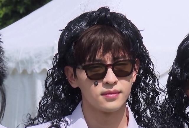 极限挑战:邓伦戴假长发好美,岳云鹏机智化解被吓哭的尴尬场面!