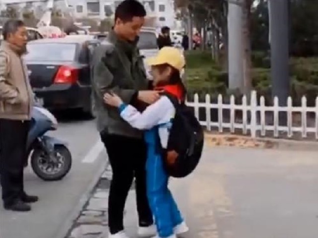 着装|爸爸穿工服接女儿放学,怕给孩子丢脸不敢上前,女儿的举动太暖了
