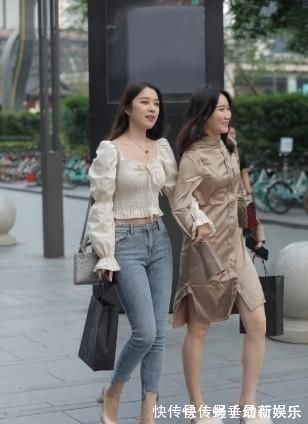 穿搭 小姐姐身穿牛仔裤,简单穿搭就很美,靓丽十足!