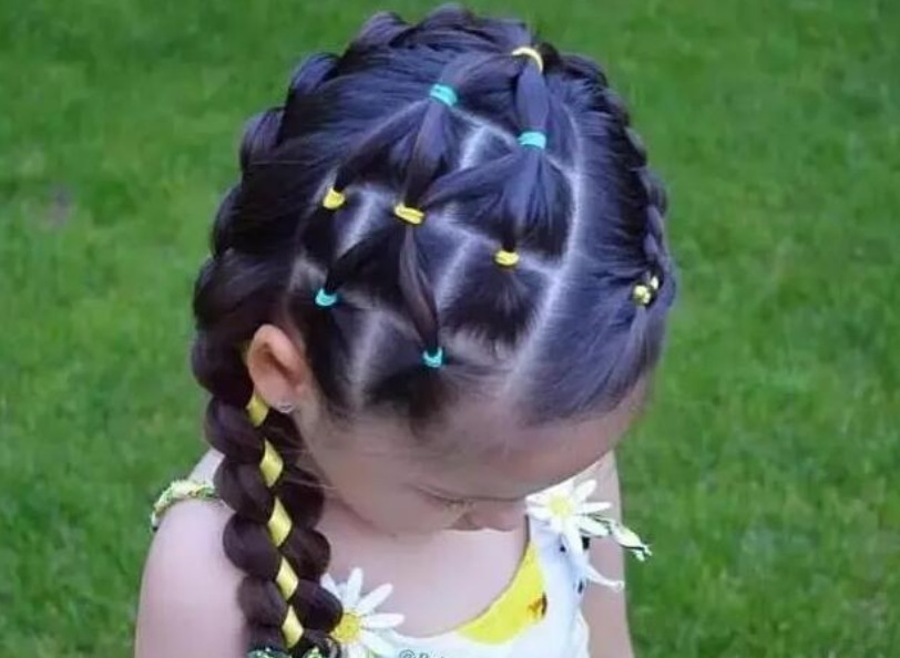 幼儿园老师|看到幼儿园老师给孩子扎的头发,宝妈心疼极了,怒斥太不负责了