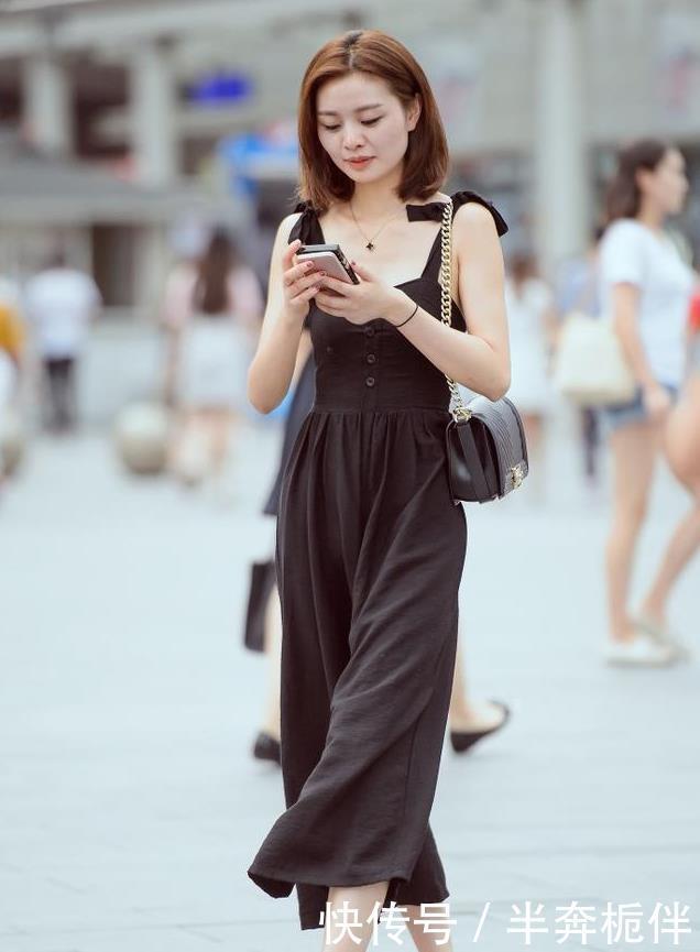 性感|街拍性感的吊带装搭配红色热裤的长腿小姐姐,撩人又吸睛