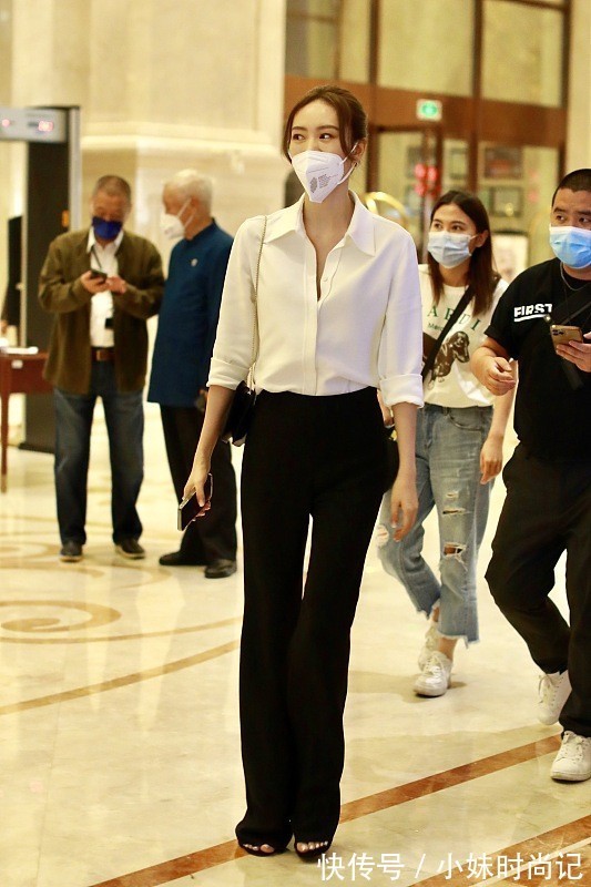 衬衫|童谣气质一般人真比不了，基础款白衬衫搭配黑裤子，气场强大