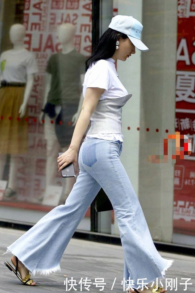 潇洒的宽腿紧身牛仔裤束腰,很有特点