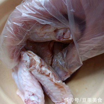 家常菜|#巨下饭的家常菜#金沙咸蛋黄鸡翅