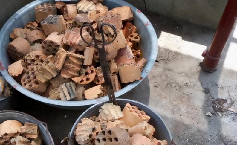 泥炭土、煤渣、火山石养花,更适用于多肉,加强盆栽土透气性