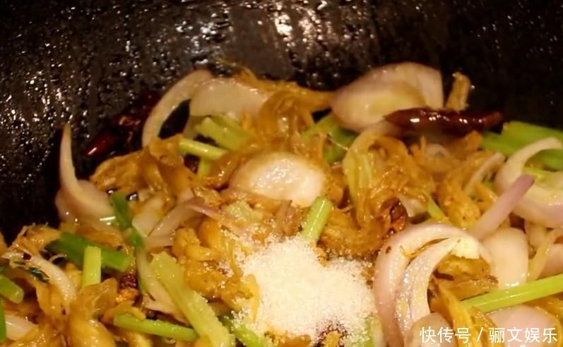 经典家常菜“干煸鸡胸”,做法简单,香辣美味,开胃又下饭