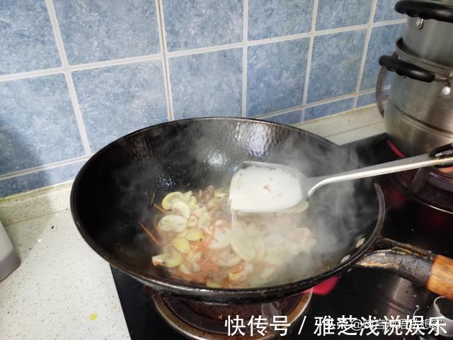 蘑菇|简单又好吃的蘑菇溜肉片，肉片滑嫩蘑菇香，美味营养都兼顾
