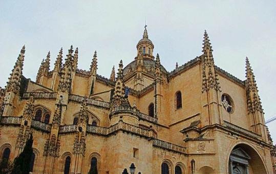 塞哥维亚古罗马输水道，大概建于公元50年前后，迄今完好