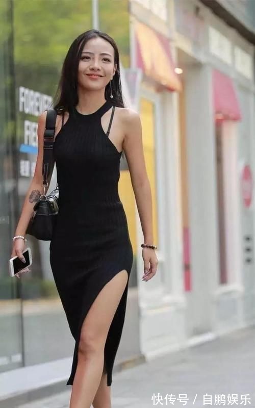姑娘姐 美女脚上搭配着一双透明的高跟凉鞋,配上气质包包,显得时尚精致