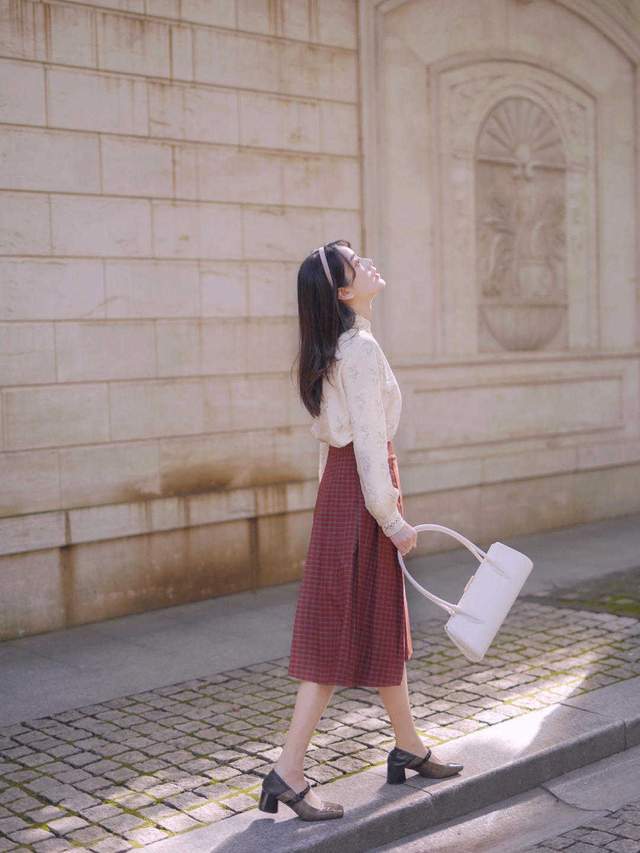 少女气质|2、30岁如何穿出高级的优雅感?衬衫配半身裙,少女气质感十足