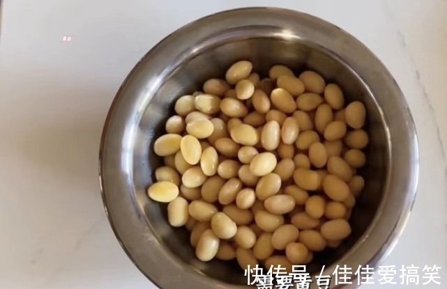 谢娜在家做炸酱面,老公视角下,娜姐笑容甜美,幸福感溢出屏幕