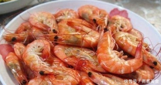做白水煮虾时，多数人落了这1步，难怪肉质鲜嫩却有腥味