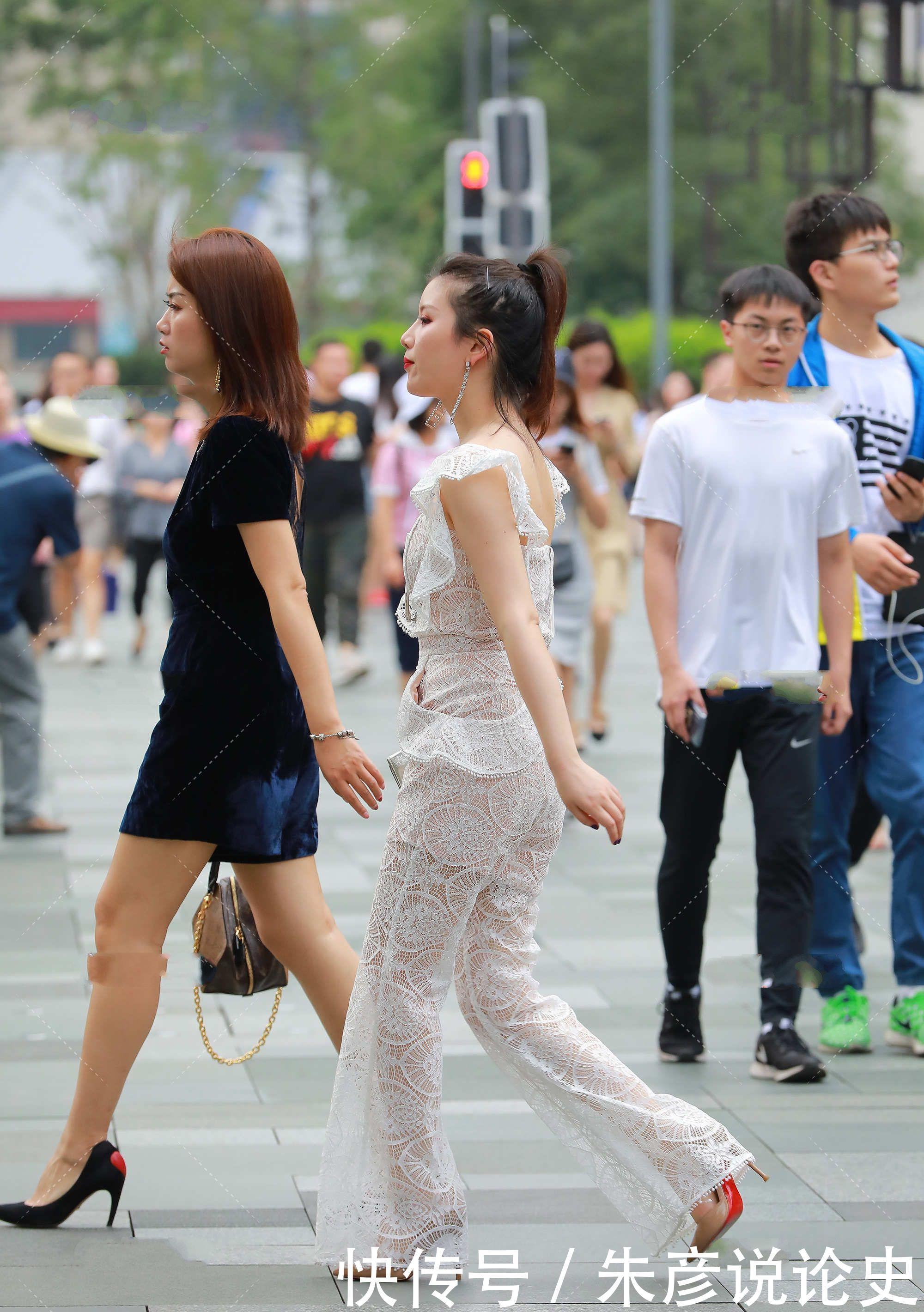 白色套装显高级,搭配高跟鞋穿,气场很强大