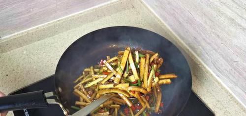 炒香干，直接下油锅就错了！多加一步，香干不破皮不粘锅，还入味