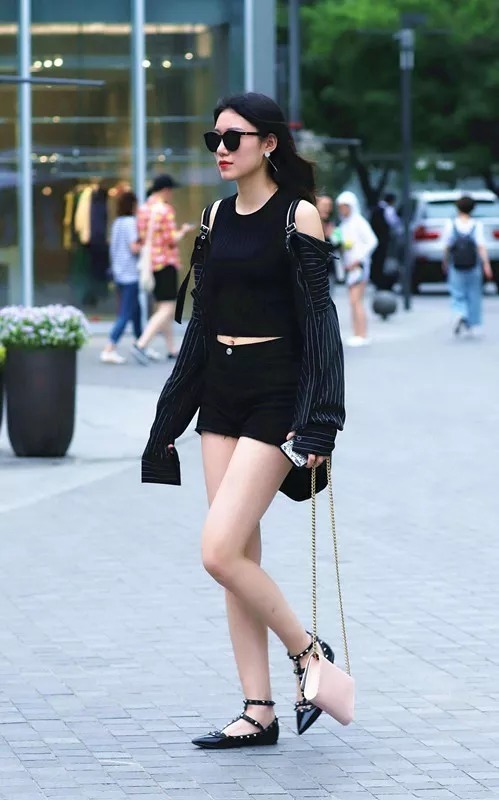 女生出街搭配高跟鞋,走到哪里都是那么亮眼
