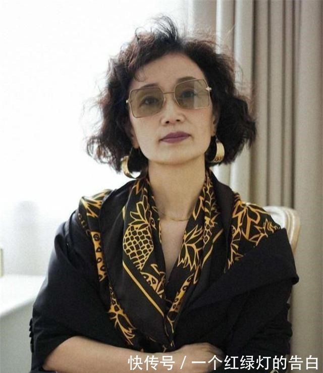 女性 40+的女性适合留什么发型推荐这4款发型,优雅又显气质!