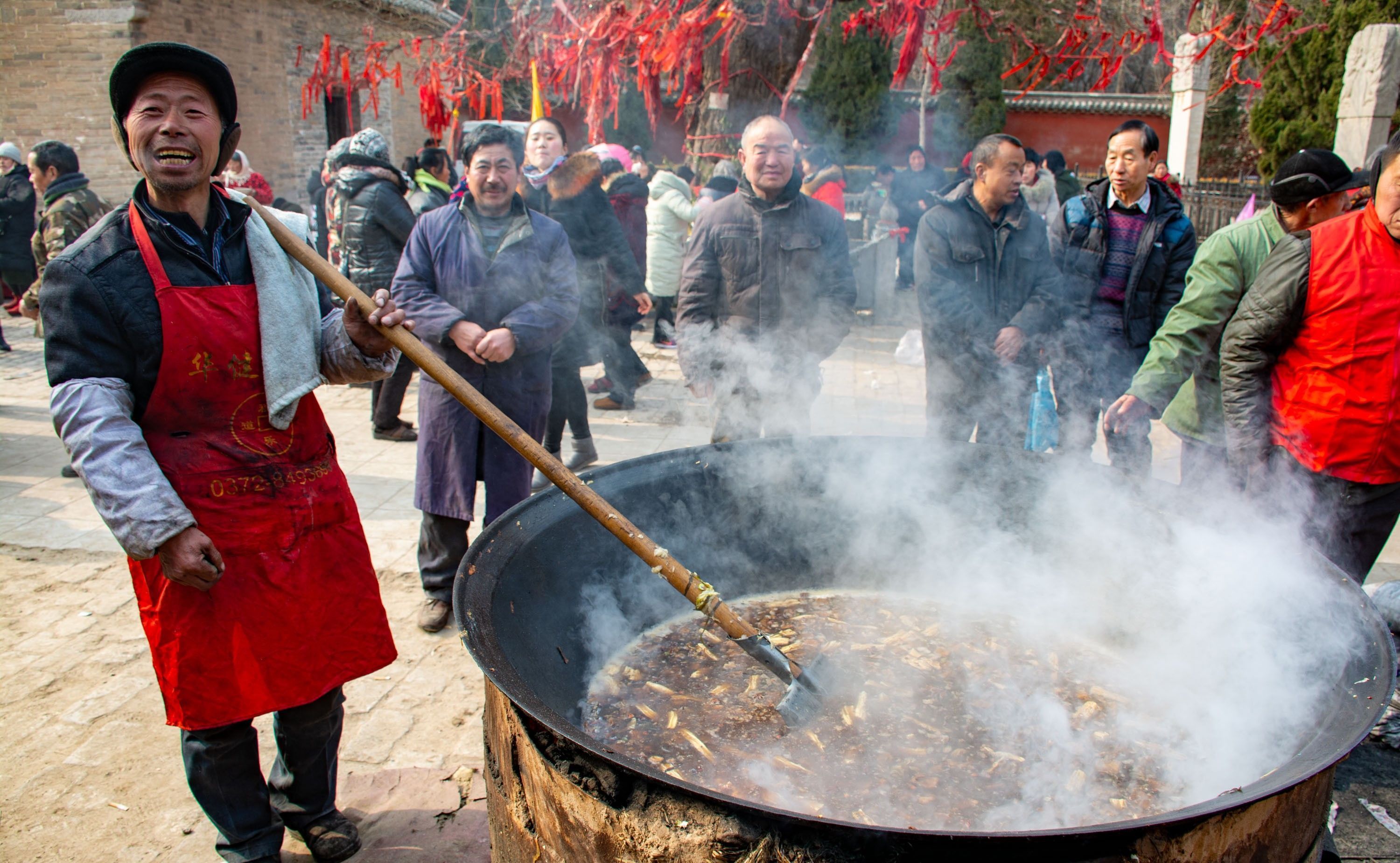  共进午餐|太行山脚下拱出来的山丘上，千人共进午餐，只为一睹这尊神奇石像