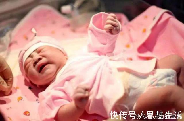 小杨|宝宝出生就对妈妈笑,医生却反手一巴掌,宝妈得知原因后连连道谢