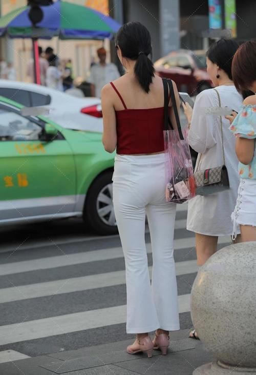 喇叭裤加短款背心,红与白的相撞,展现优雅高贵