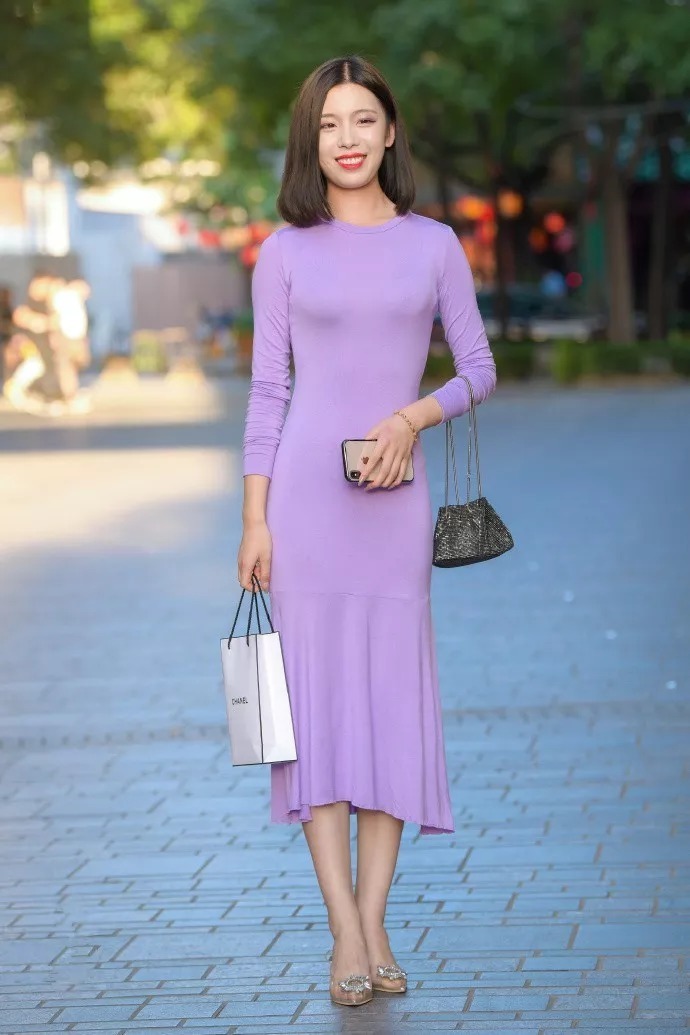 搭配高跟鞋出街,总能给女生带来更高的回头率