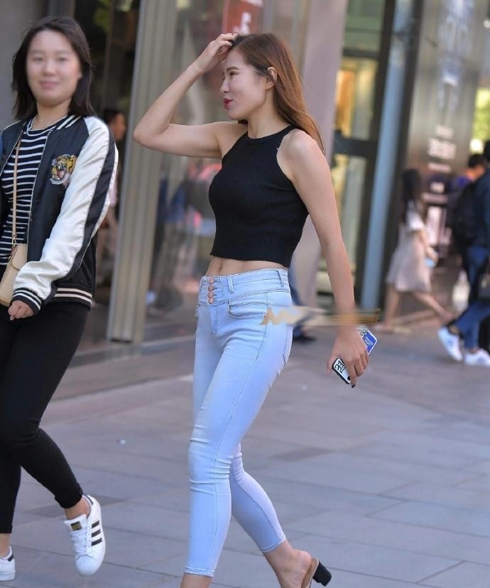 街拍:牛仔裤版型百搭时尚,秀出好身材