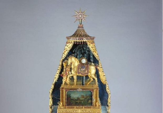 报时|乾隆最喜爱的钟:乐声报时,布景人行船航,宝星花转动,堪称神物