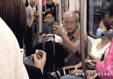 大庭广众|宝妈地铁上掀衣喂母乳,被大爷大骂没素质,宝妈回怼引乘客称赞