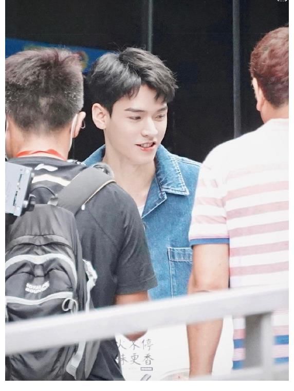 龚俊|龚俊中餐厅5路透，带锅上班可还行，全用张哲瀚代言产品好严谨