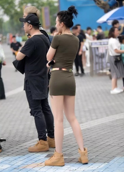 紧身|小姐姐穿着紧身连衣裙，既性感又时尚