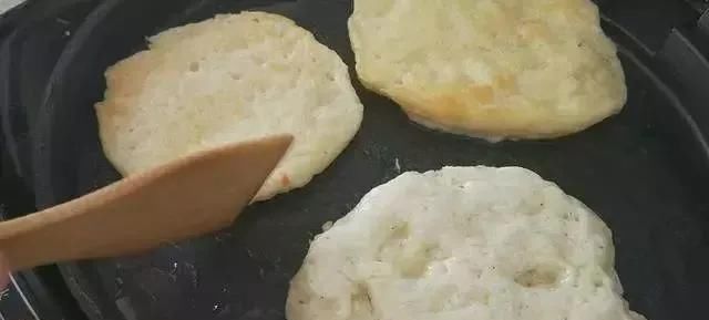 筷子|早餐饼的新吃法，不揉面不擀面，筷子一搅，比包子油条好吃，真香