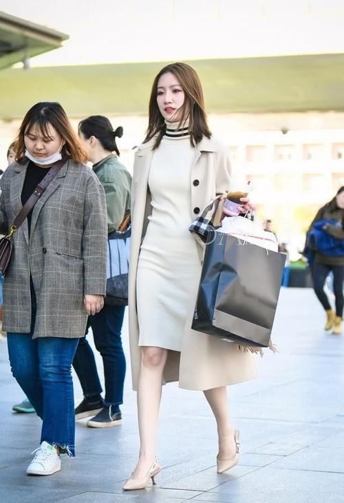 连衣裙|米白色长款风衣，配高领连衣裙，优雅气质搭配展现好魅力！