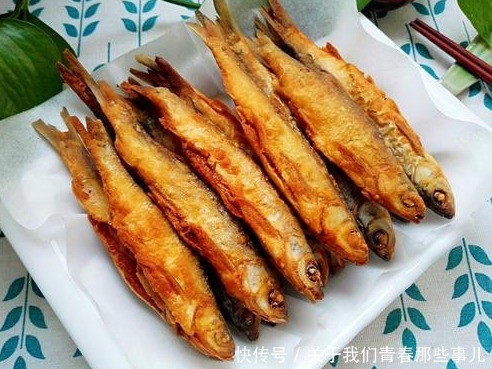 做法|炸小鱼,用面粉还是用淀粉?教你做法,外酥里嫩,连骨头都炸酥了