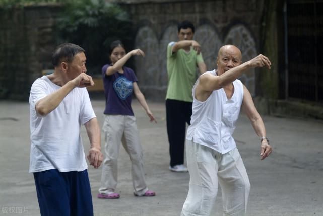  中年|骨科主任藏在身边的“养骨三宝”，若你喜欢吃，骨质疏松不来扰