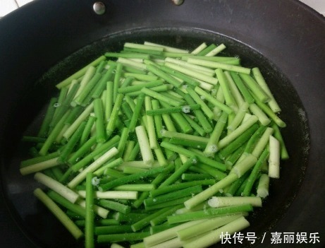 炒蒜苔时,需要事先焯水吗?记住1个妙招,蒜苔色泽翠绿口感脆嫩