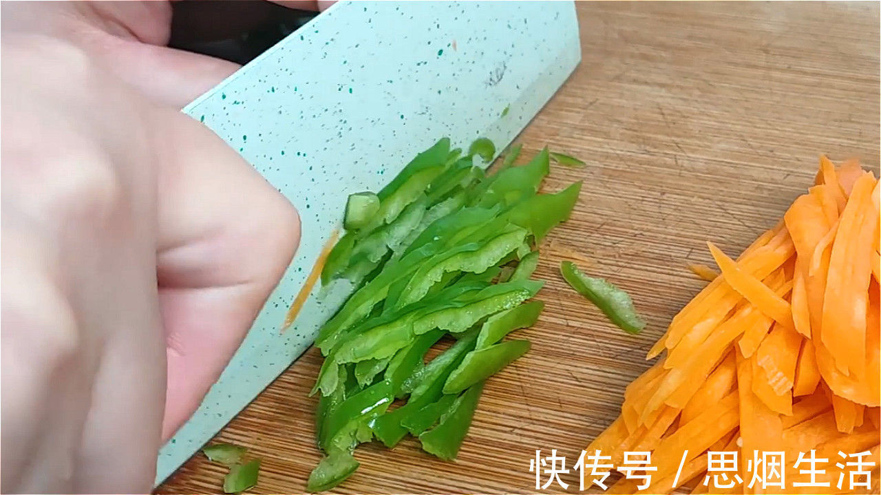 天冷了,洋葱的这个做法火了,加两个鸡蛋,简单一做,比肉还香