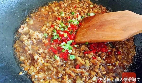 它和金针菇是“黄金搭档”,天冷焖一锅,吃到汤汁都不剩