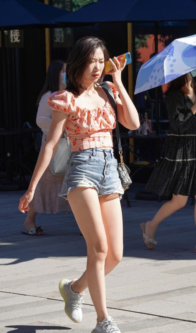 如何把牛仔短裤穿出时尚感? 基础色配粉色, 时髦减龄又淑女